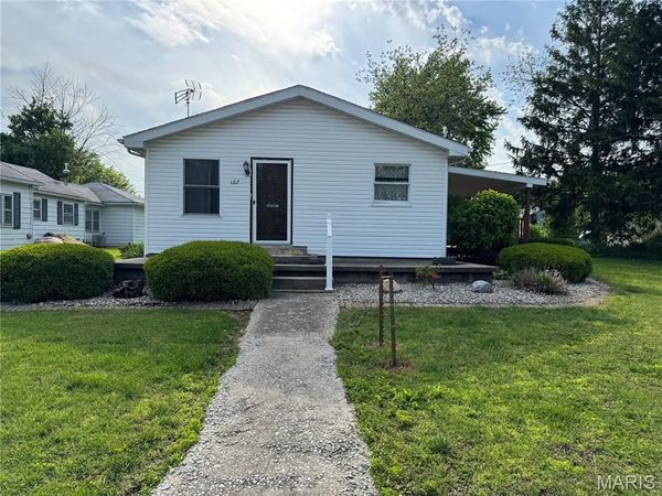 127 Hilton Avenue , Panama, IL 62077