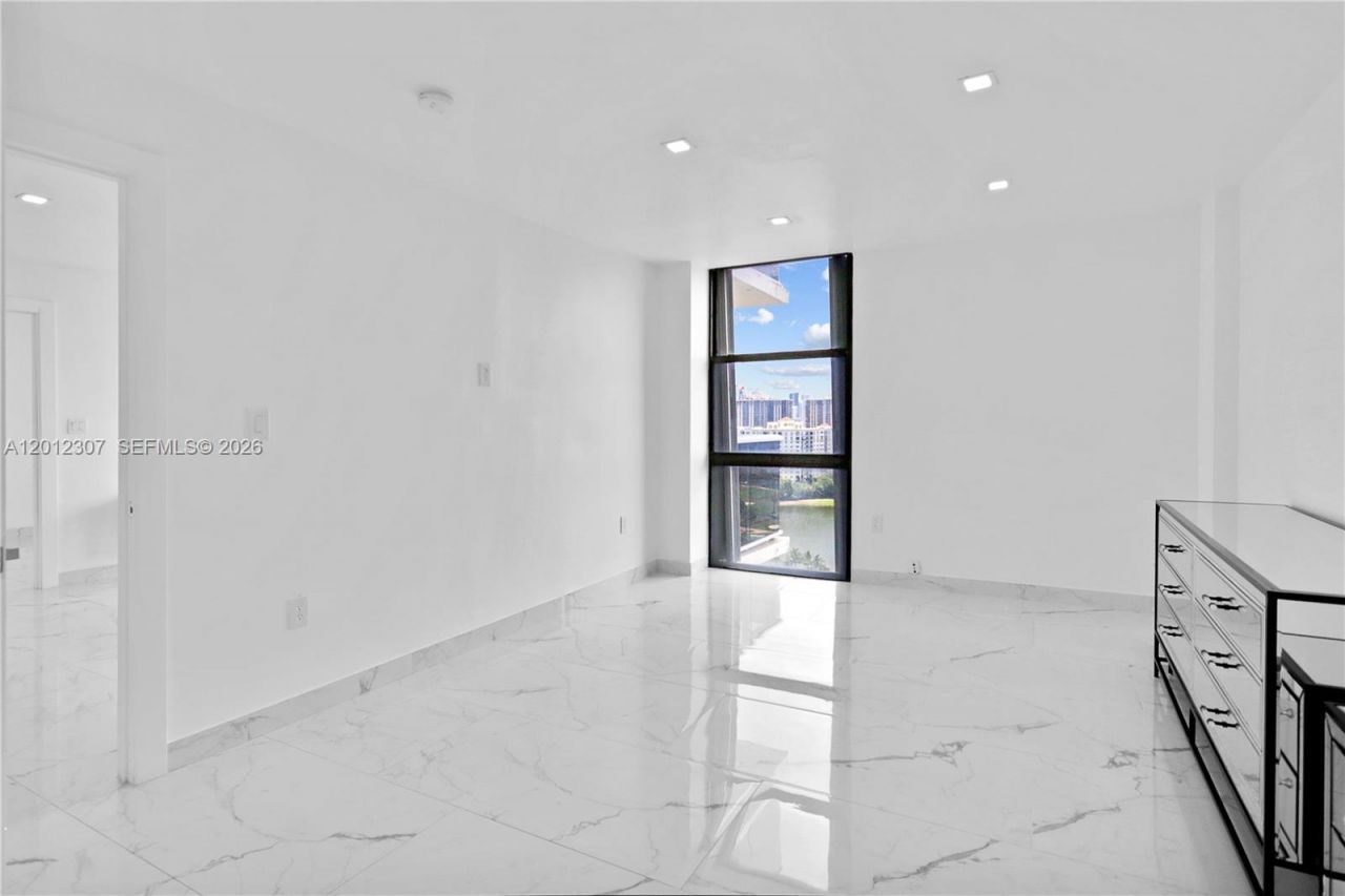 3675 N Country Club Dr, Unit 2008, Aventura, FL 33180 Photo
