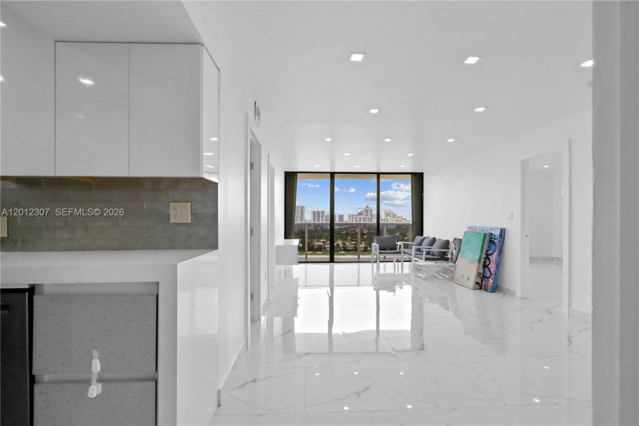 3675 N Country Club Dr, Unit 2008, Aventura, FL 33180 Photo