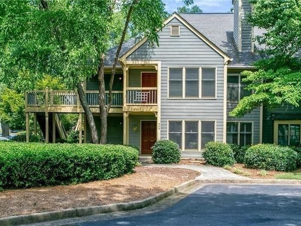 511 Abingdon Way , Atlanta, GA 30328