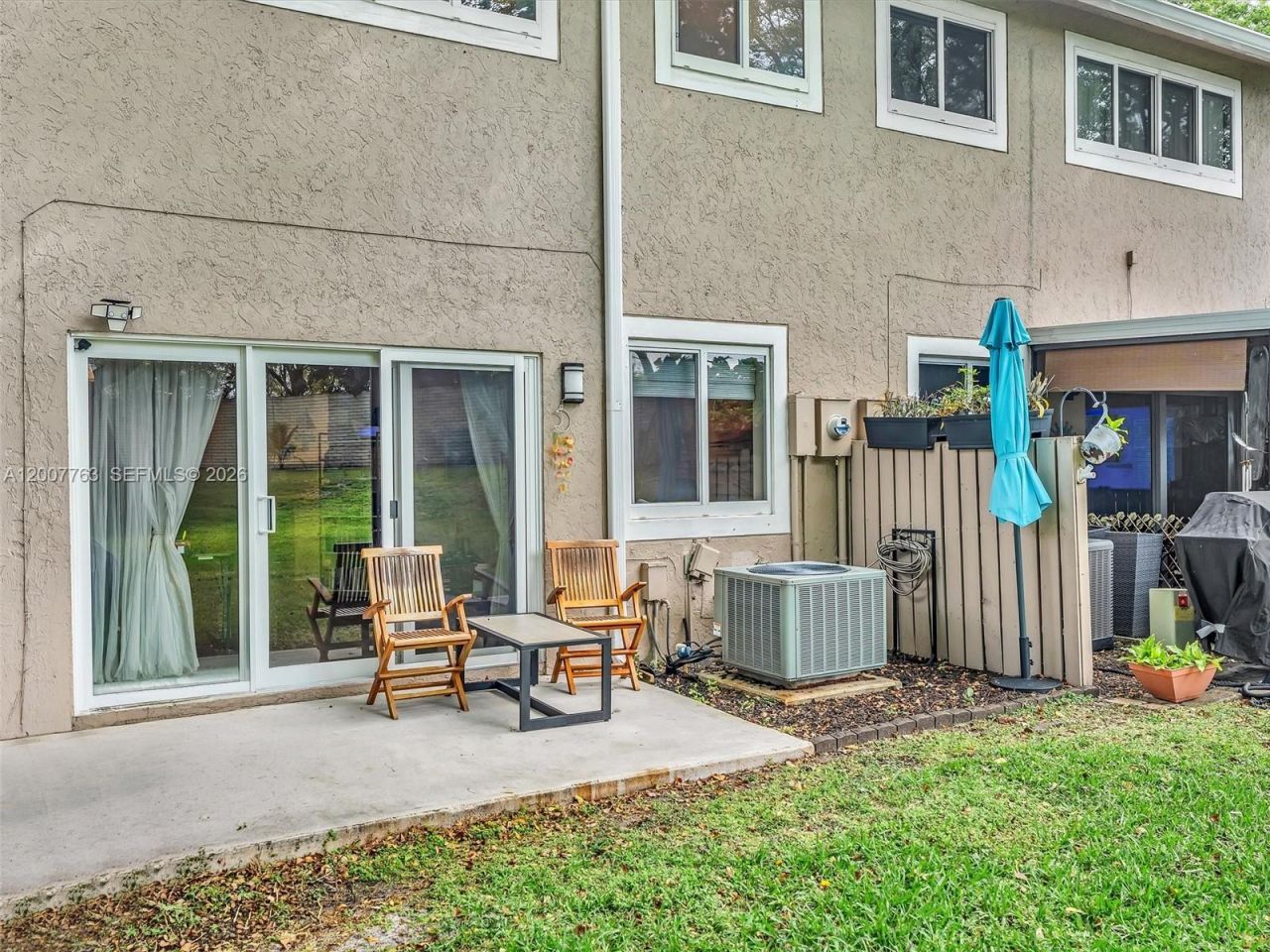 1958 E Discovery Cir E, Deerfield Beach, FL 33442 Photo