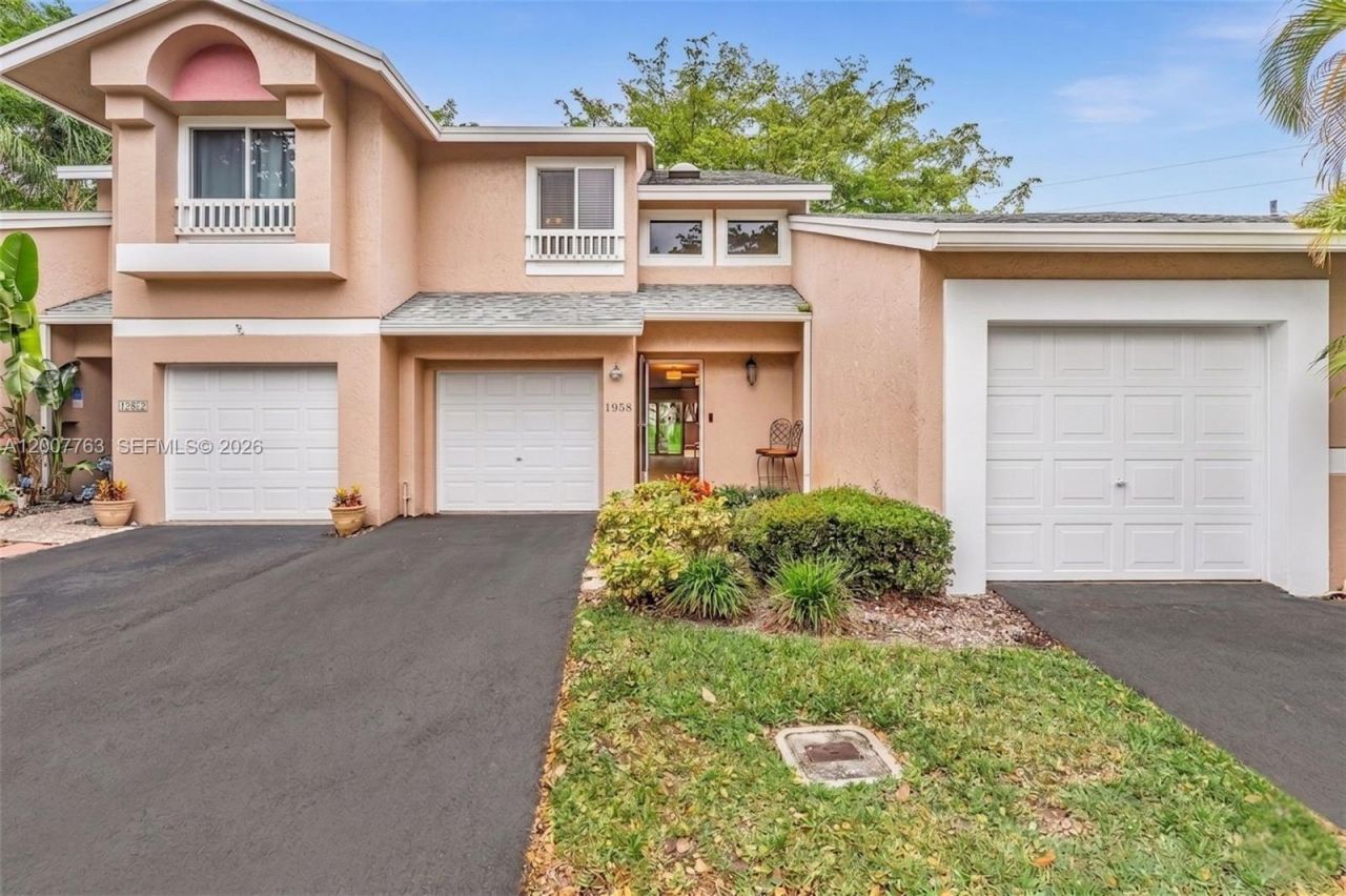 1958 E Discovery Cir E, Deerfield Beach, FL 33442 Photo
