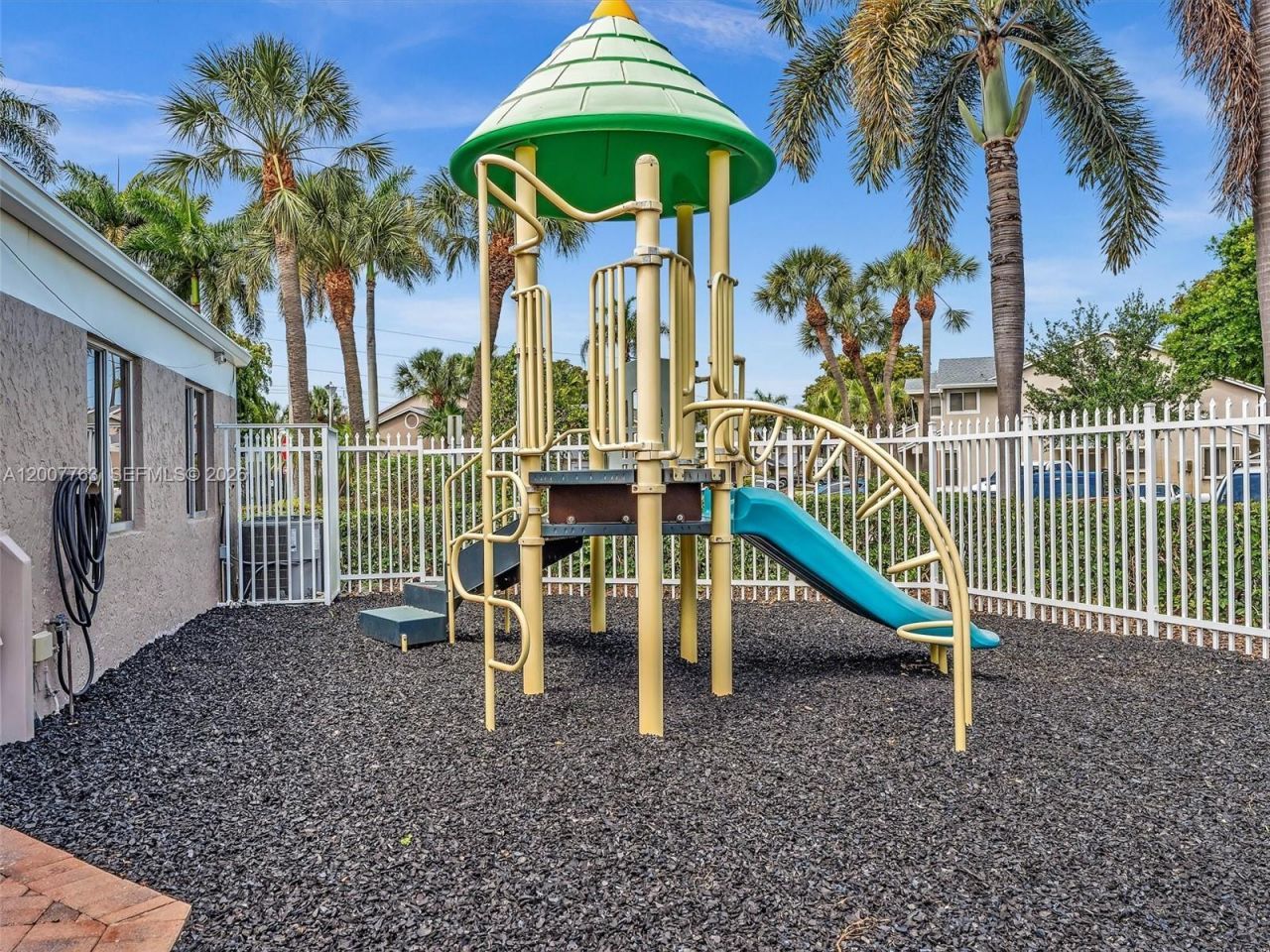 1958 E Discovery Cir E, Deerfield Beach, FL 33442 Photo