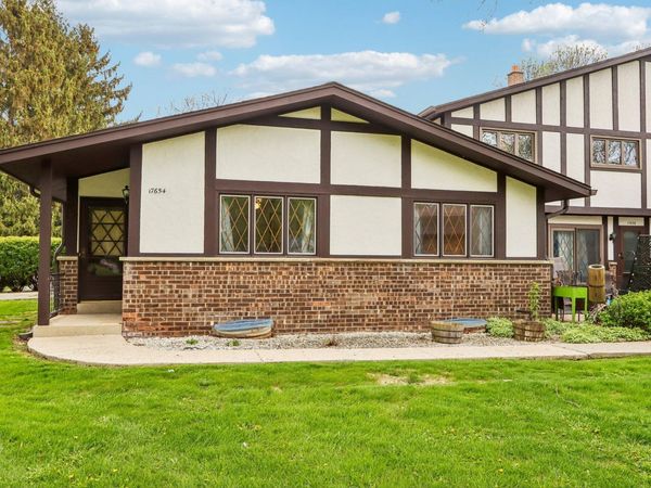 17654 Nassau Dr, Brookfield, WI 53045