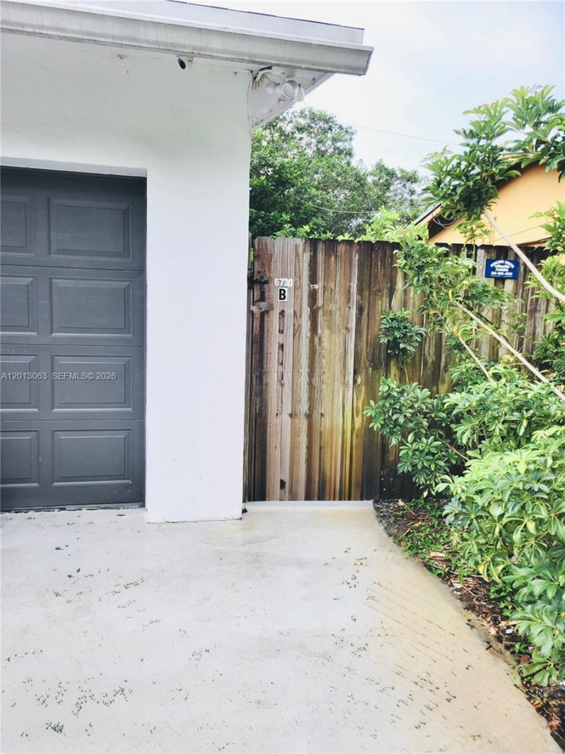 6730 Charleston St , Unit B-2, Hollywood, FL 33024 Photo