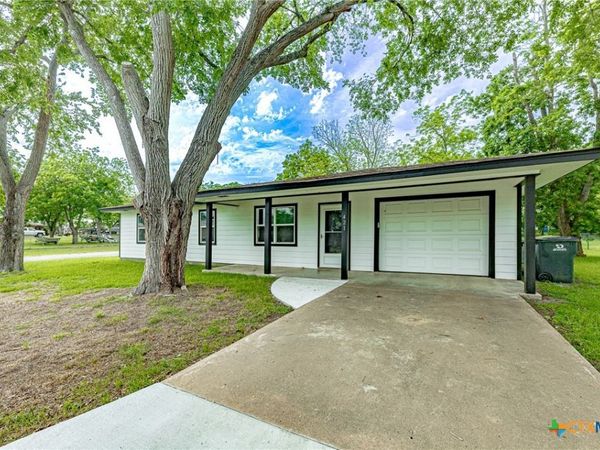 421 W Runk Street , Shiner, TX 77984