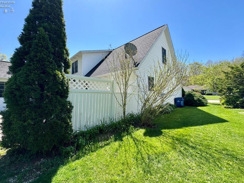 743 Dogwood Lane, Vermilion, OH 44089 Photo 3
