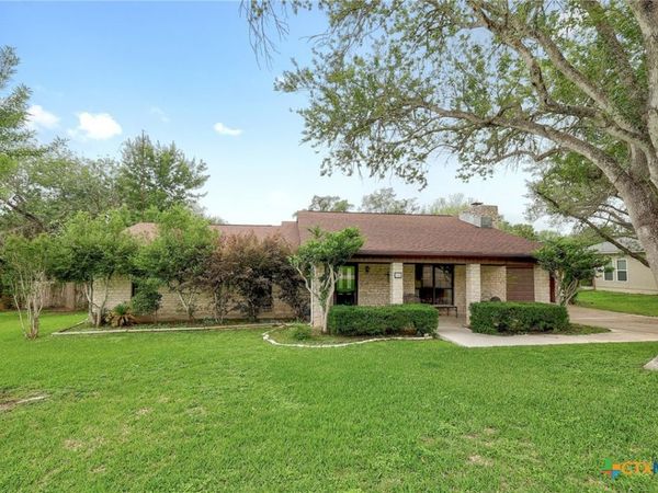 150 Oak Creek Circle, Luling, TX 78648