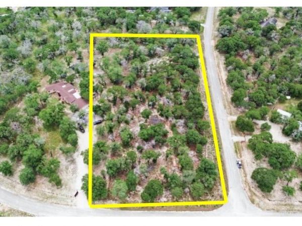105 Scenic Oak Dr, Floresville, TX 78114