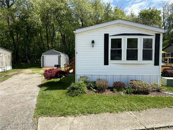8 Hawaiian Drive, Madison, OH 44057
