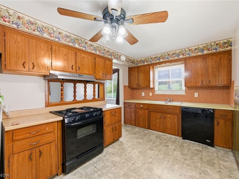 8230 Reed Avenue, Garfield Heights, OH 44125 Photo 28