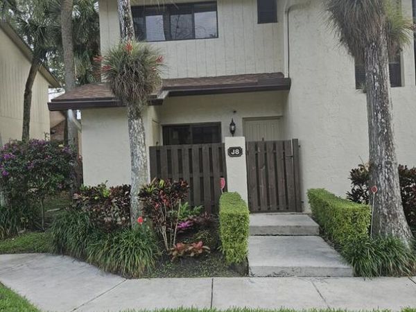 7620 NW 79th Avenue, Unit J8, Tamarac, FL 33321