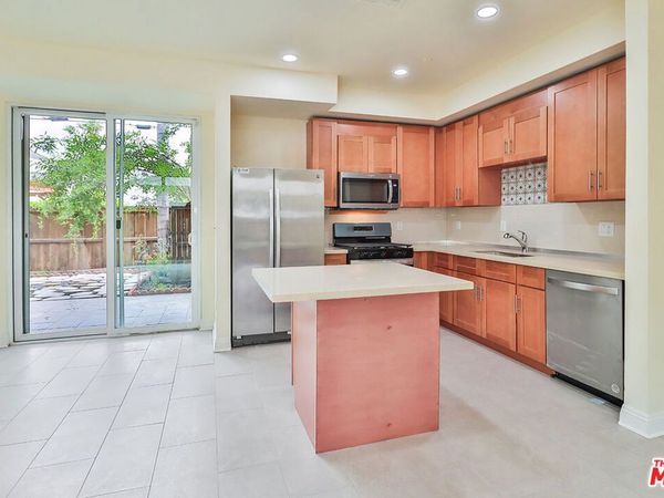 7132 Farralone Avenue, Unit 207, Canoga Park, CA 91303
