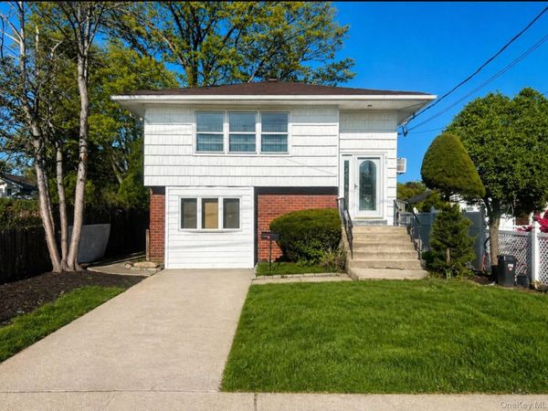 960 Linden Avenue , Westbury, NY 11590