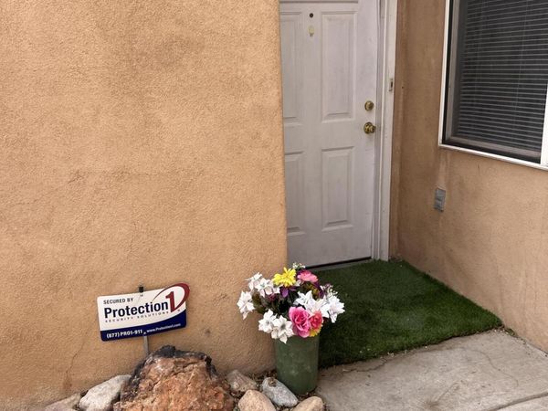 621 Desert Drive SW, Albuquerque, NM 87105