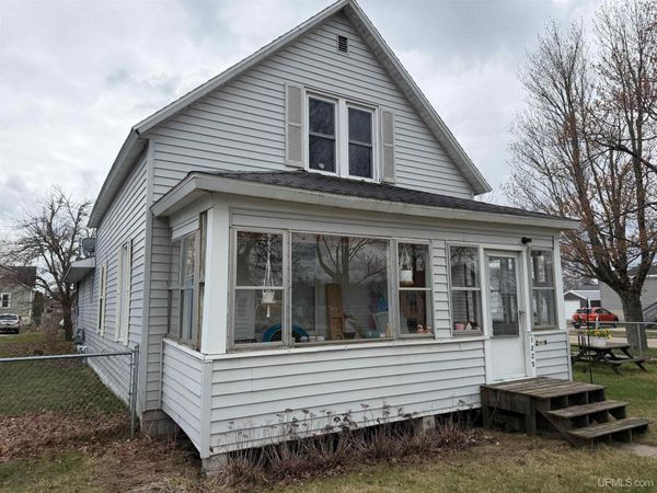 1225 Superior Avenue, Gladstone, MI 49837