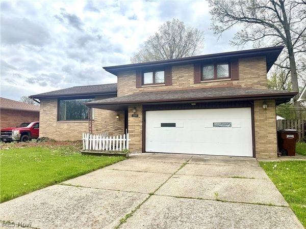 2207 Oaklawn Drive , Parma, OH 44134