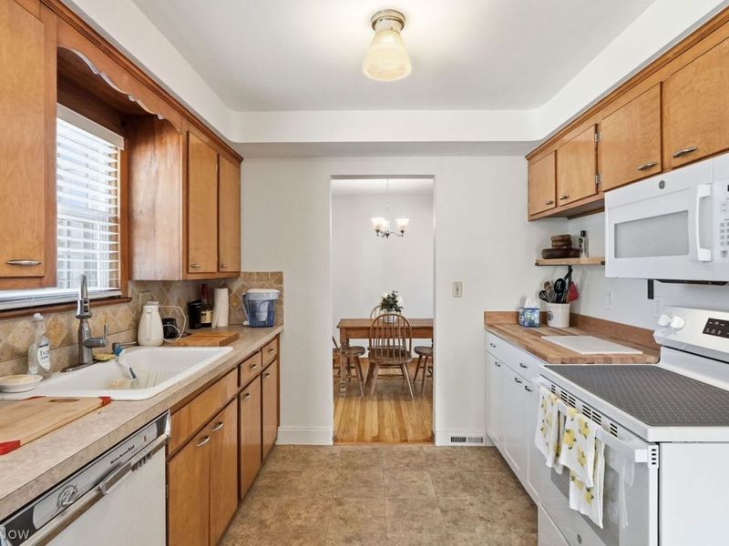 489 E 305th Street, Willowick, OH 44095 Photo 7