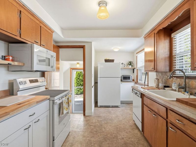 489 E 305th Street, Willowick, OH 44095 Photo 8