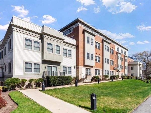 321 Hammond Pond Pkwy, Unit 103, Brookline, MA 02467