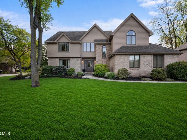 4652 Country Walk Lane, Sylvania, OH 43560