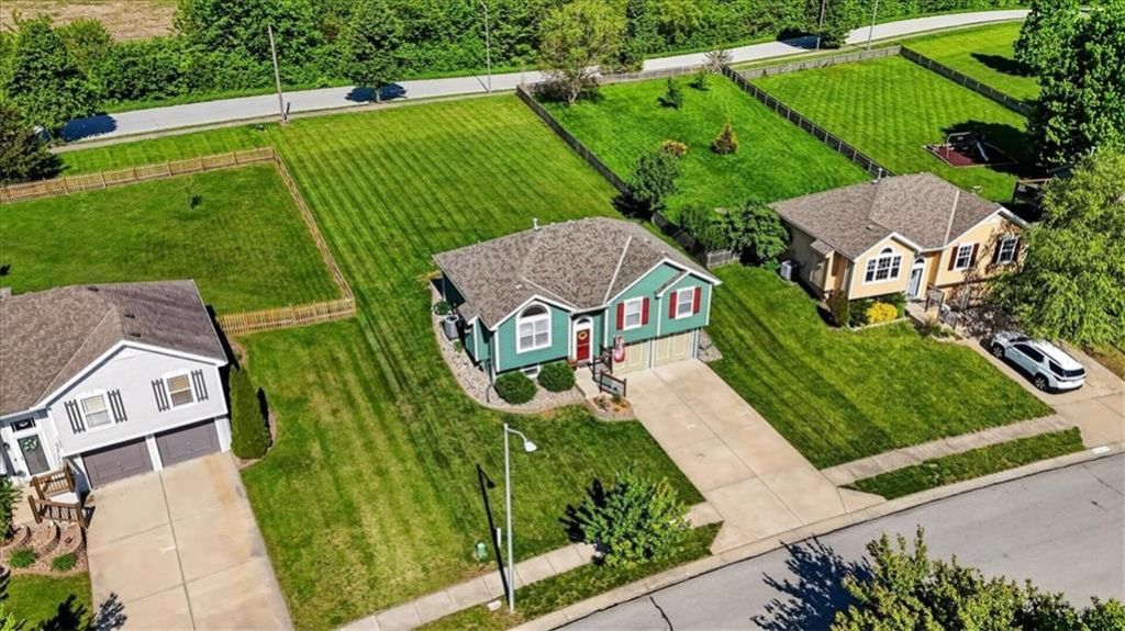 11326 N Ewing Avenue, Kansas City, MO 64156 Main Photo