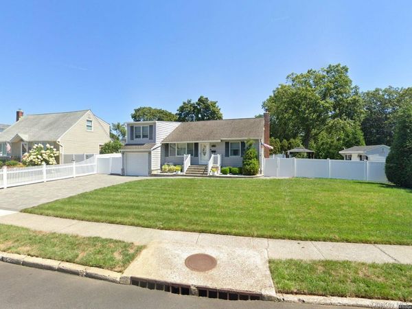 871 Pineneck Road , Seaford, NY 11783