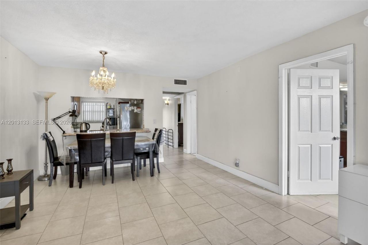 9330 Lagoon Pl, Unit 307, Davie, FL 33324 Photo