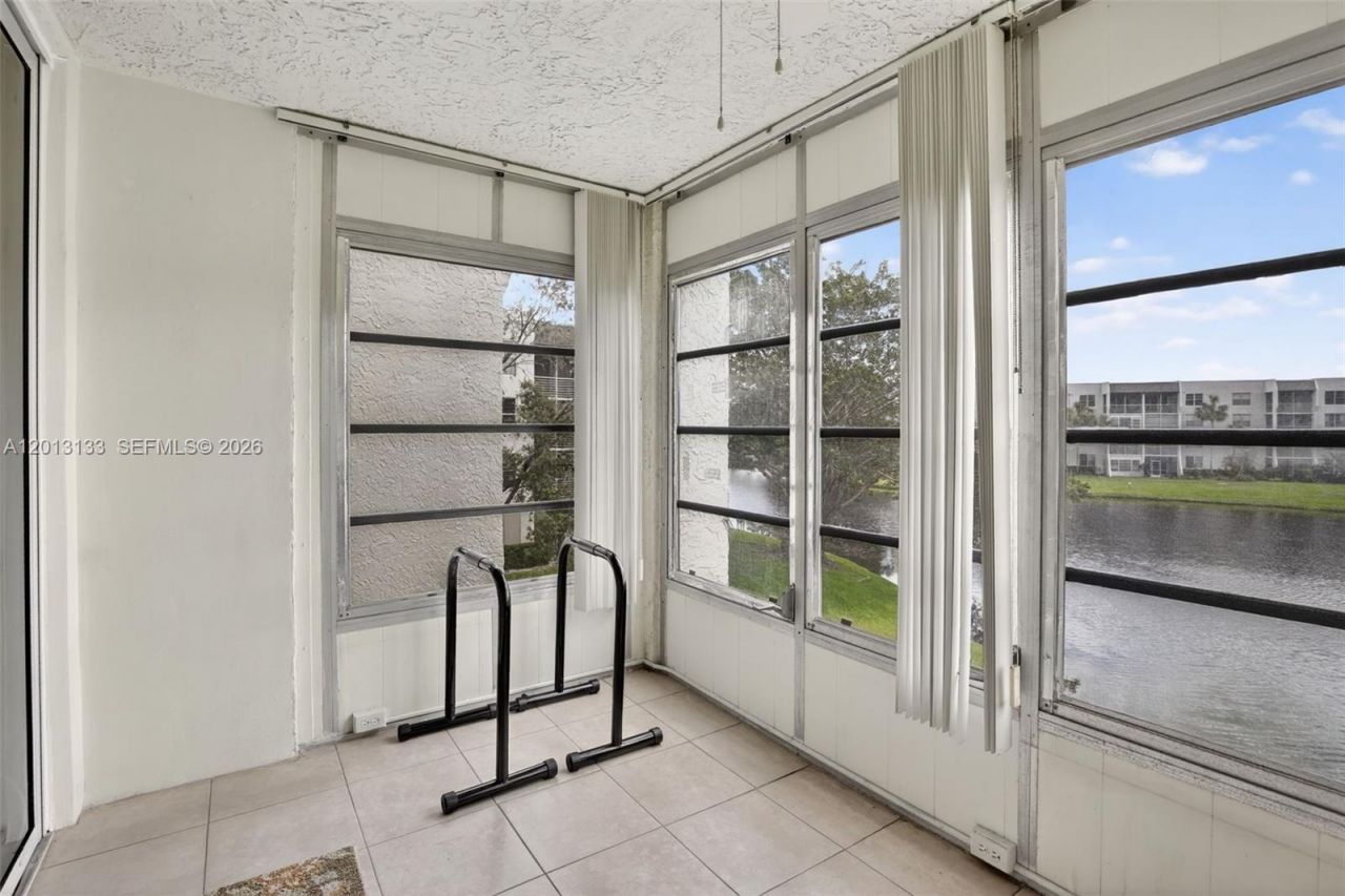 9330 Lagoon Pl, Unit 307, Davie, FL 33324 Photo