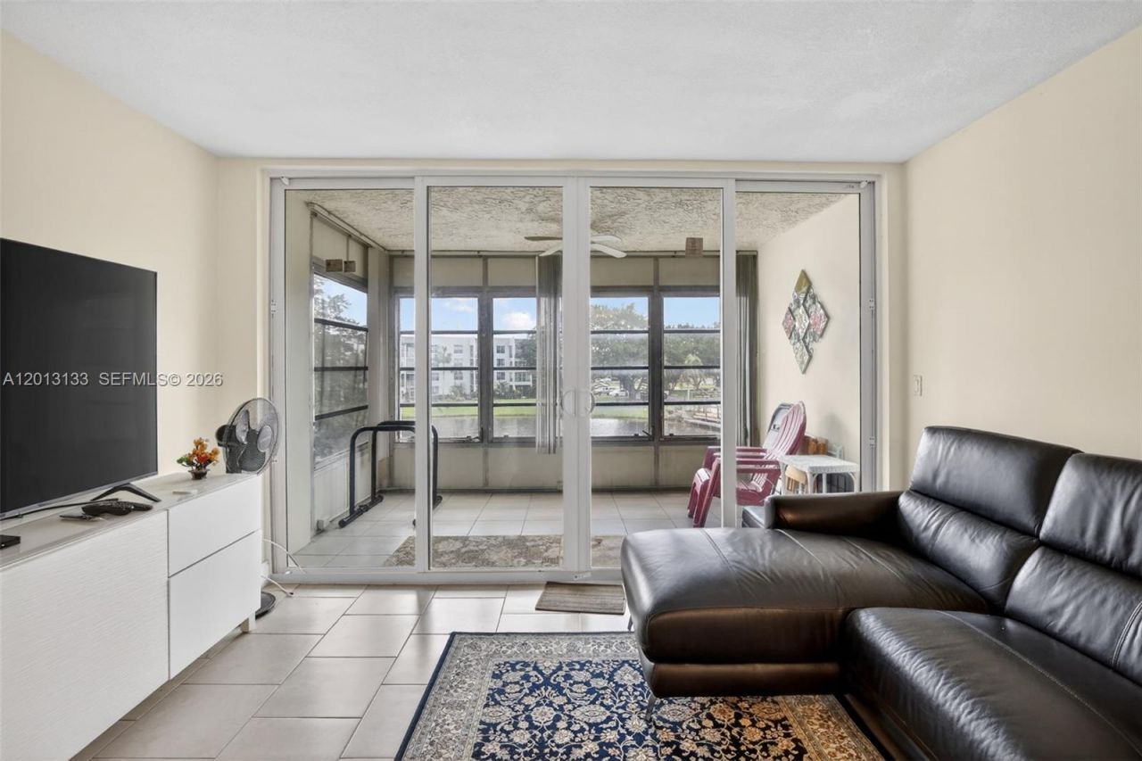9330 Lagoon Pl, Unit 307, Davie, FL 33324 Photo