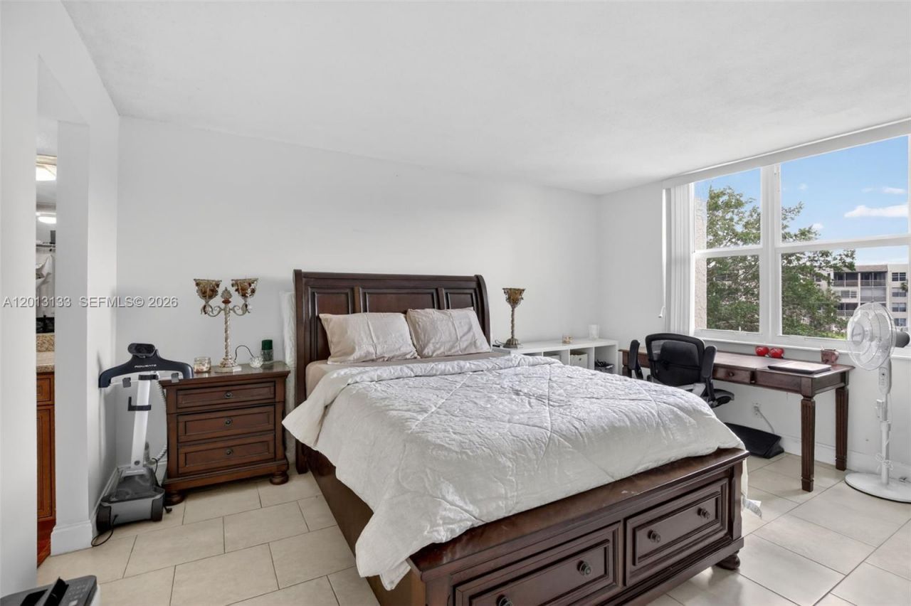 9330 Lagoon Pl, Unit 307, Davie, FL 33324 Photo
