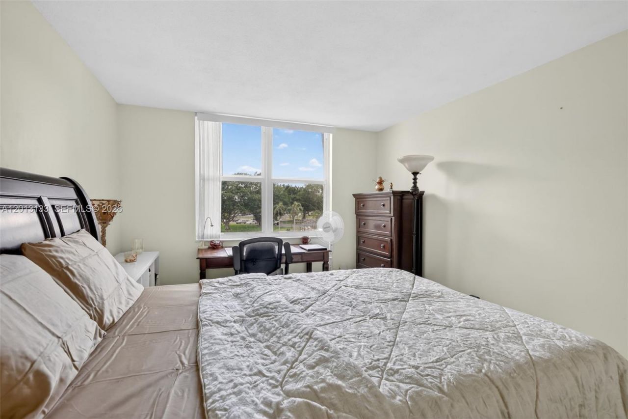 9330 Lagoon Pl, Unit 307, Davie, FL 33324 Photo