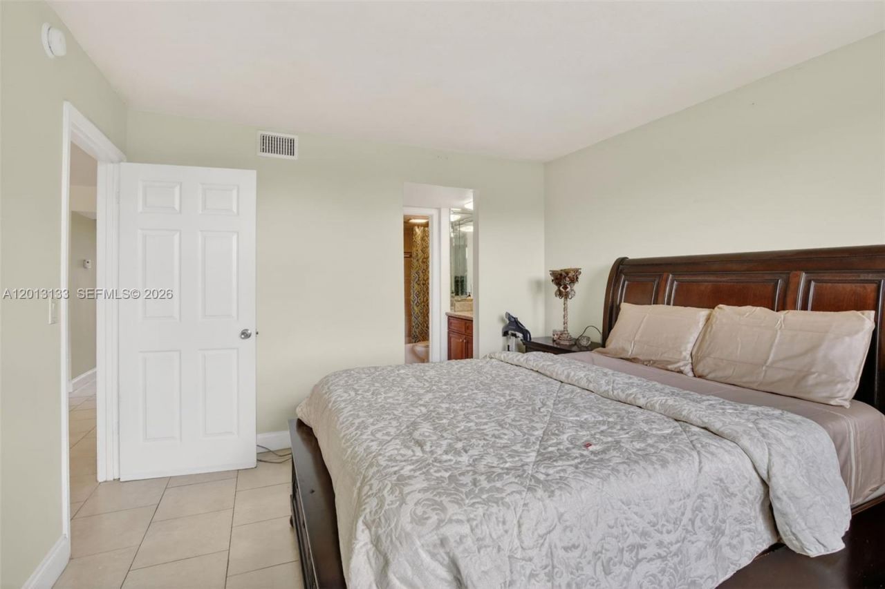 9330 Lagoon Pl, Unit 307, Davie, FL 33324 Photo