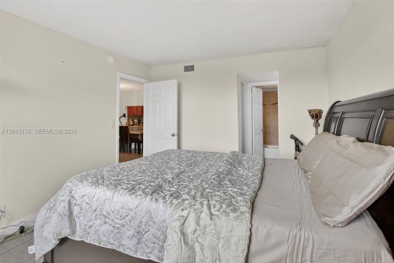 9330 Lagoon Pl, Unit 307, Davie, FL 33324 Photo