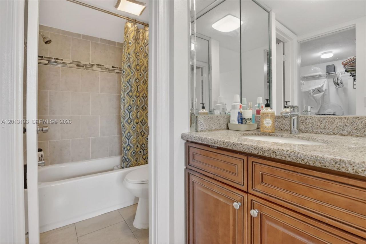9330 Lagoon Pl, Unit 307, Davie, FL 33324 Photo