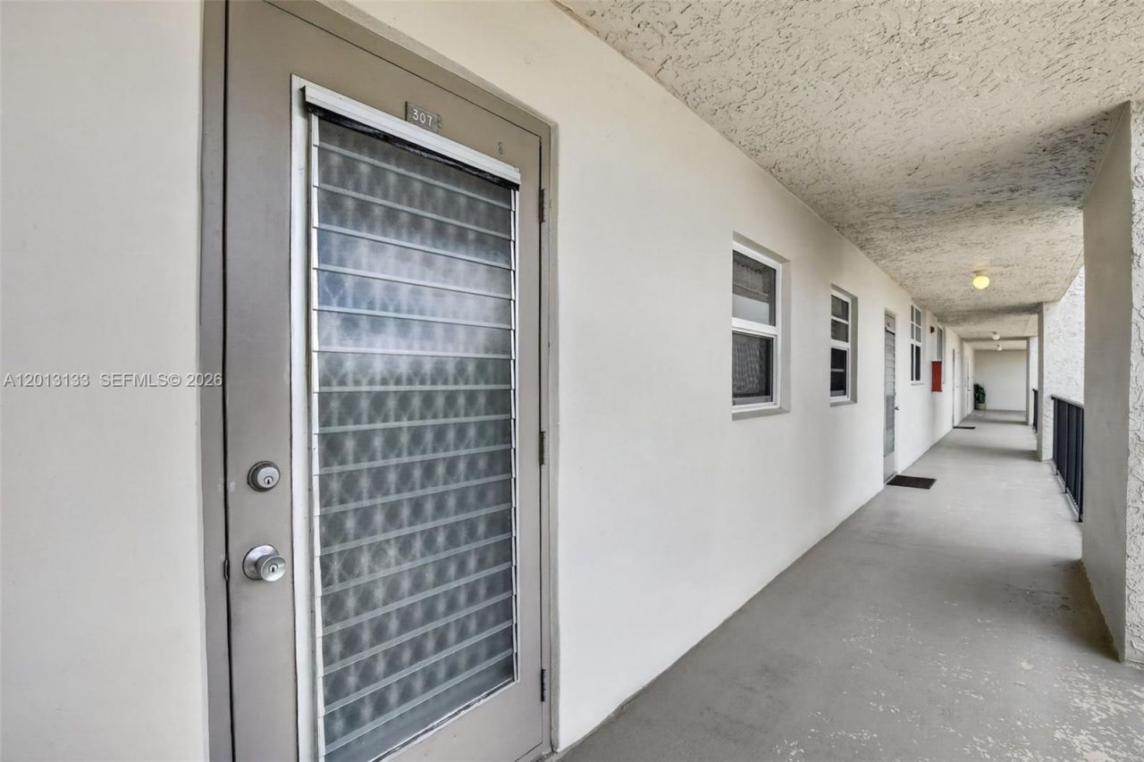 9330 Lagoon Pl, Unit 307, Davie, FL 33324 Photo