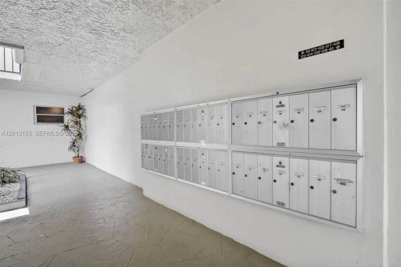 9330 Lagoon Pl, Unit 307, Davie, FL 33324 Photo