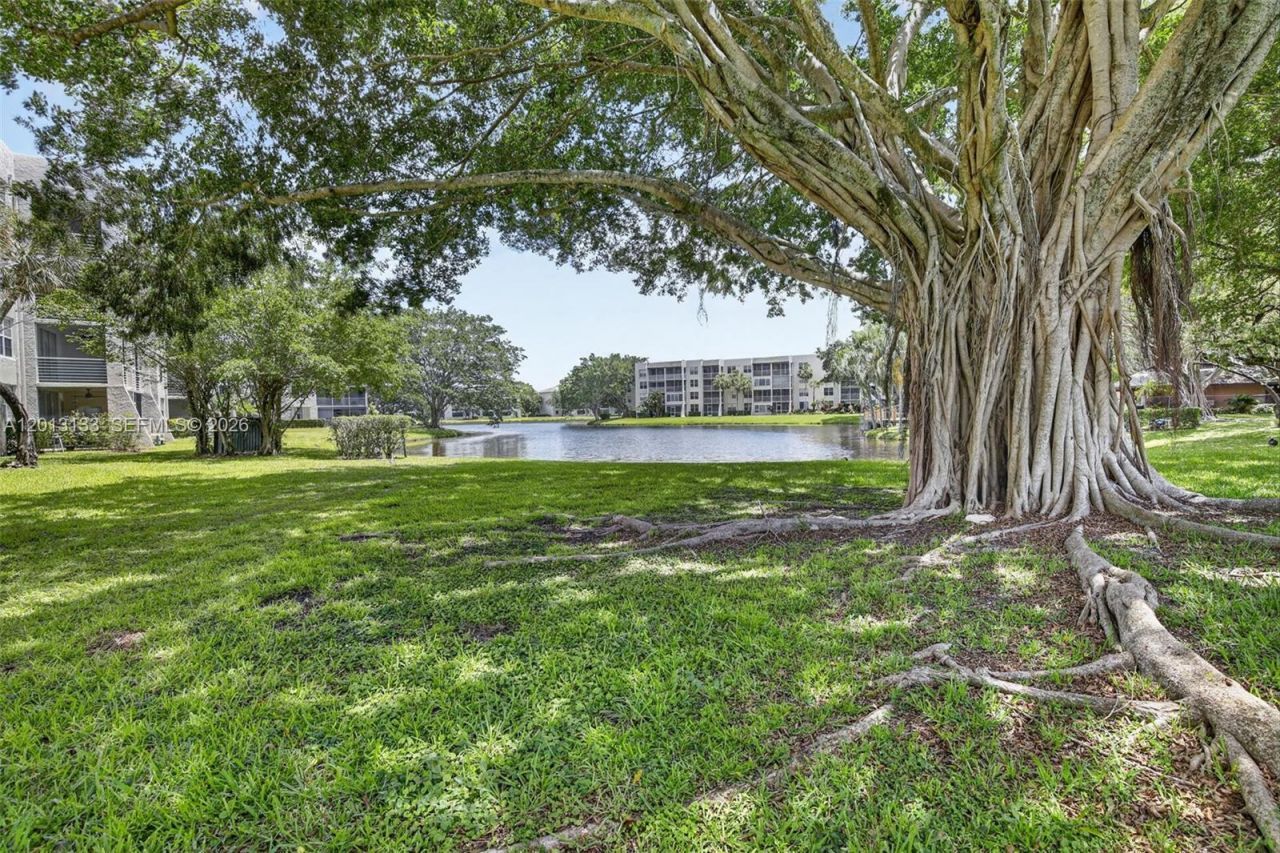 9330 Lagoon Pl, Unit 307, Davie, FL 33324 Photo