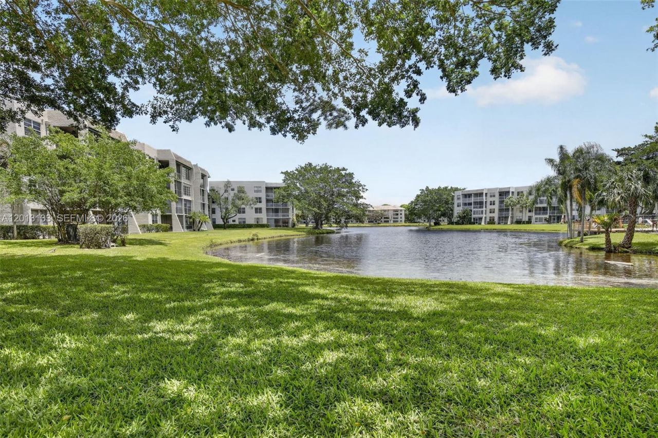 9330 Lagoon Pl, Unit 307, Davie, FL 33324 Photo