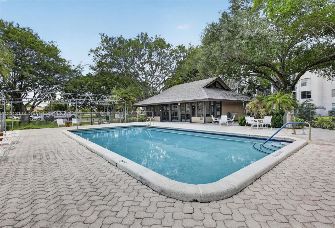 9330 Lagoon Pl, Unit 307, Davie, FL 33324 Photo