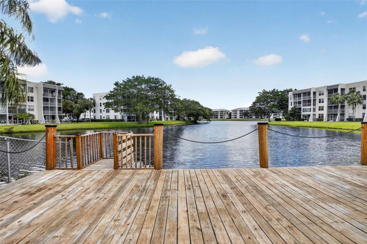 9330 Lagoon Pl, Unit 307, Davie, FL 33324 Photo