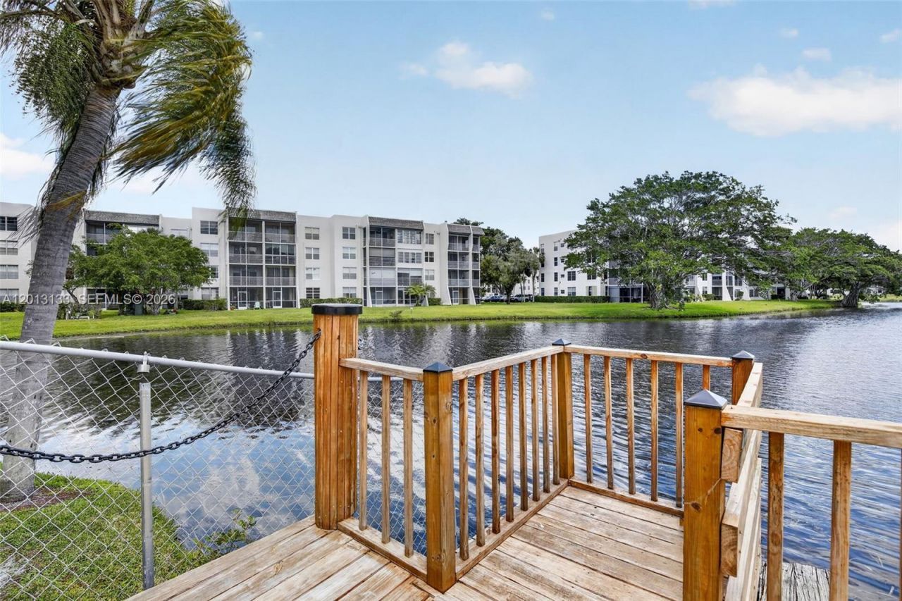 9330 Lagoon Pl, Unit 307, Davie, FL 33324 Photo