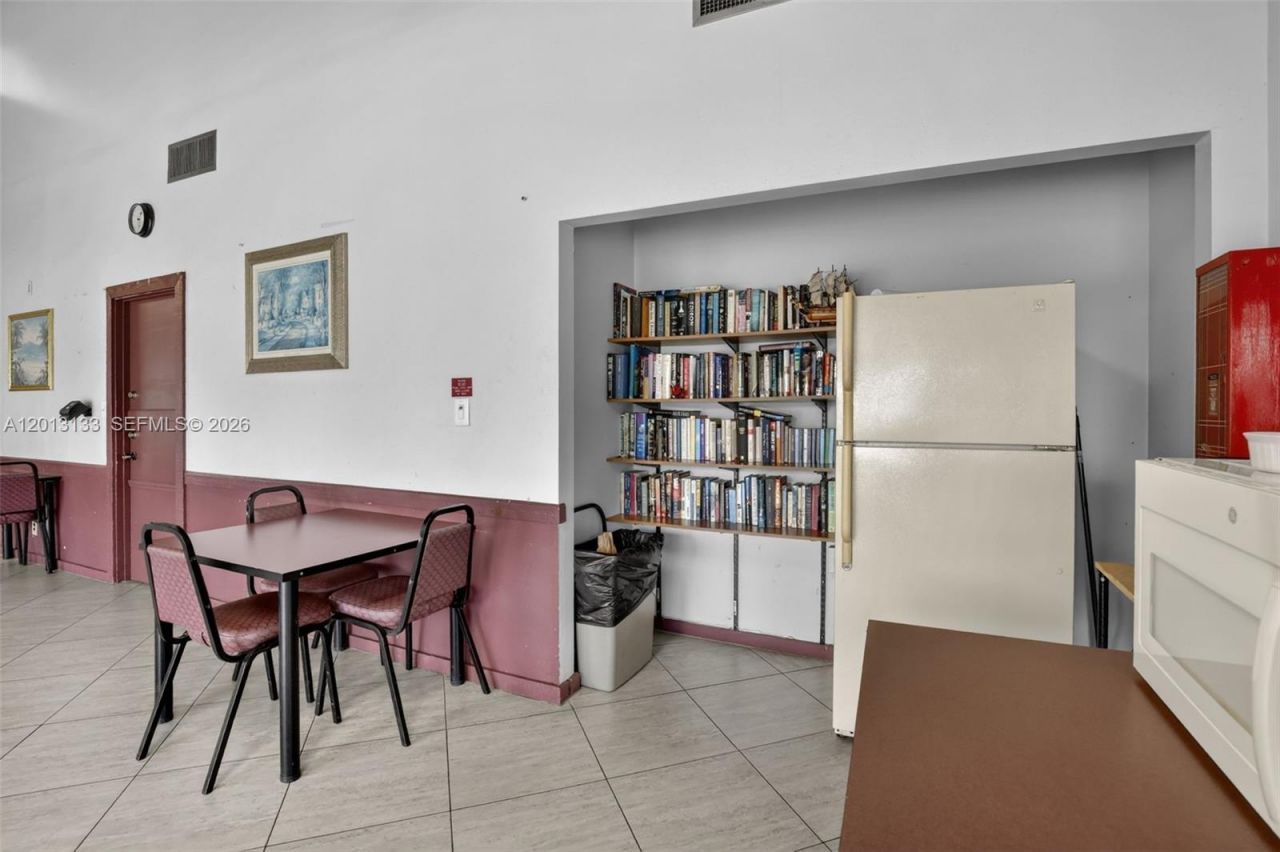 9330 Lagoon Pl, Unit 307, Davie, FL 33324 Photo