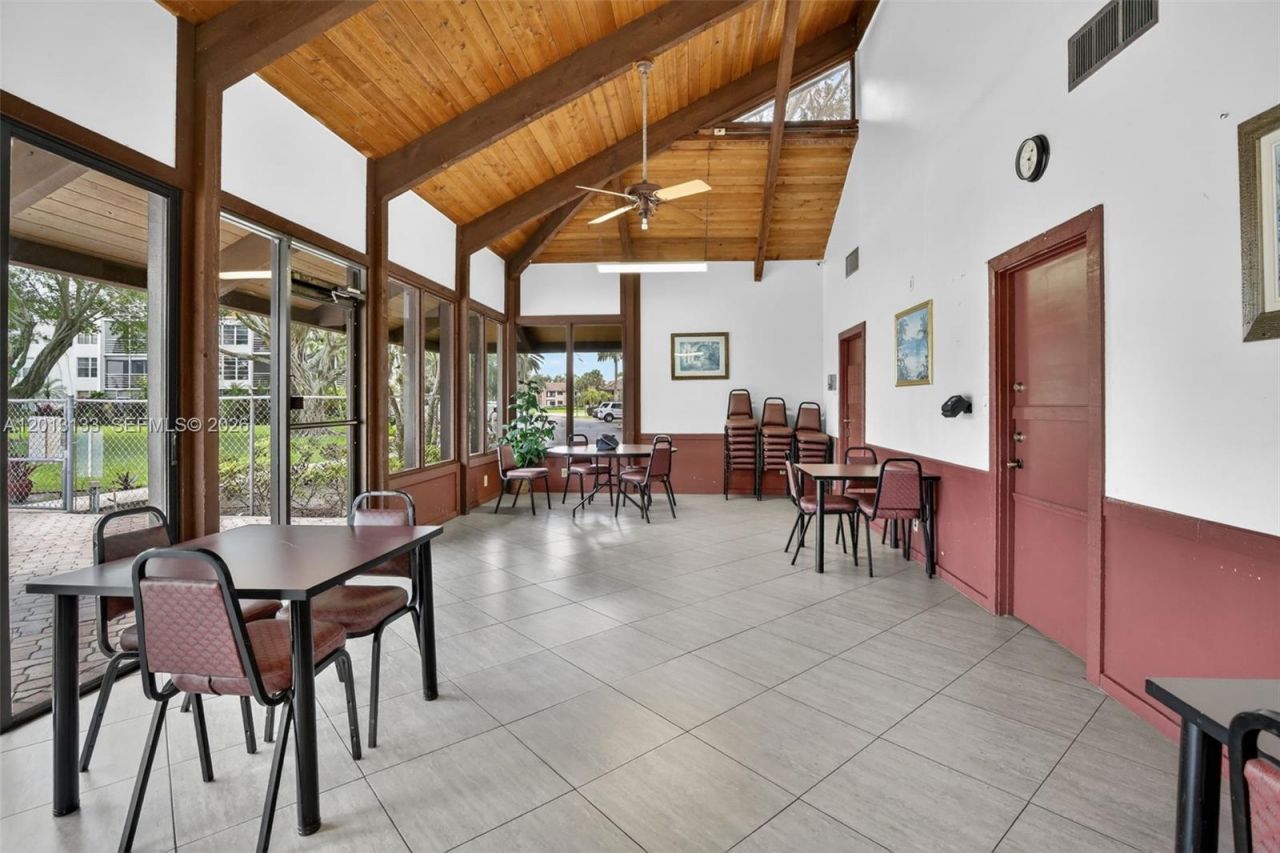 9330 Lagoon Pl, Unit 307, Davie, FL 33324 Photo