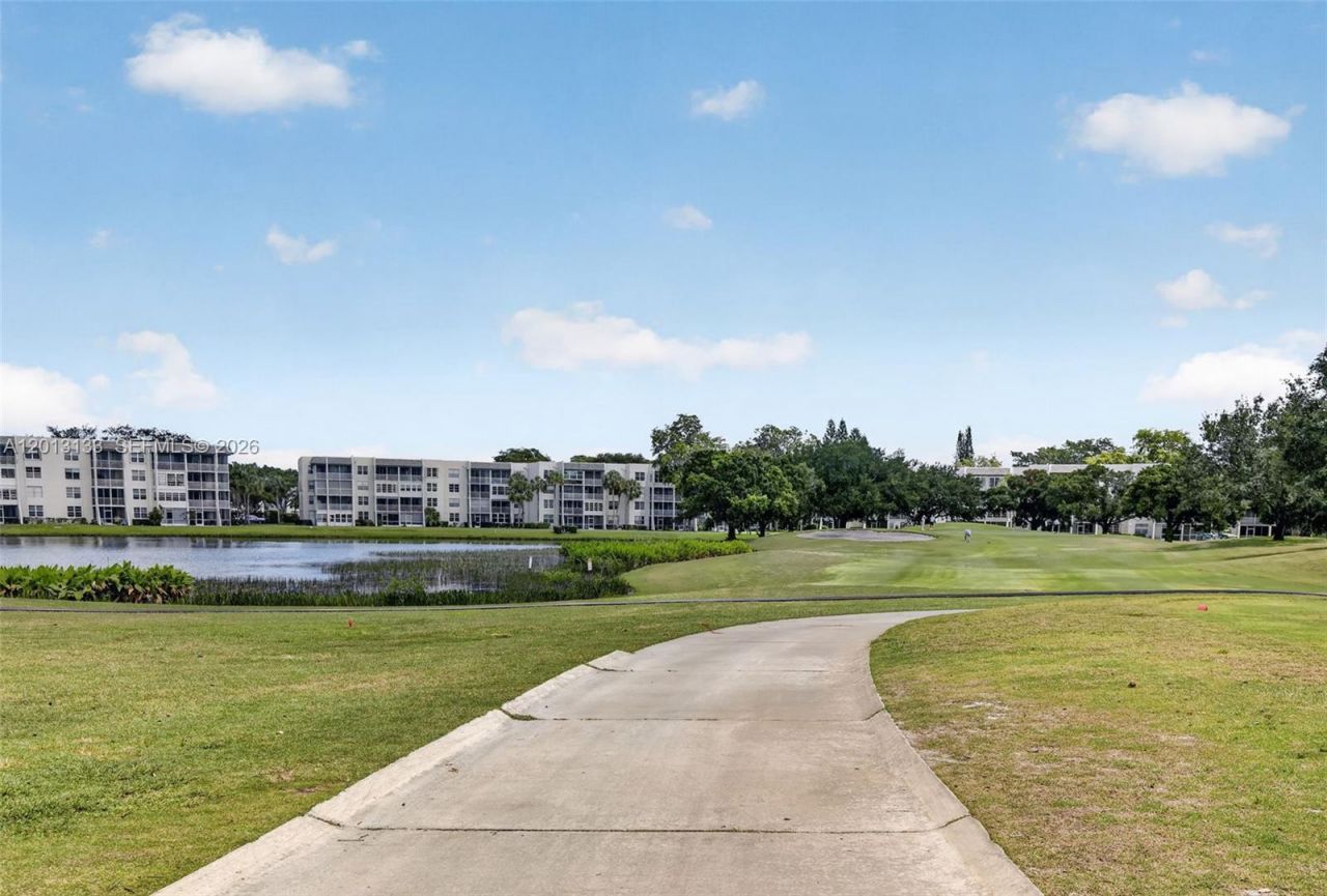 9330 Lagoon Pl, Unit 307, Davie, FL 33324 Photo