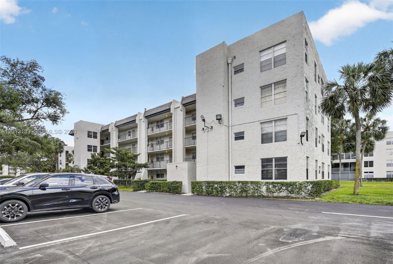 9330 Lagoon Pl, Unit 307, Davie, FL 33324 Photo