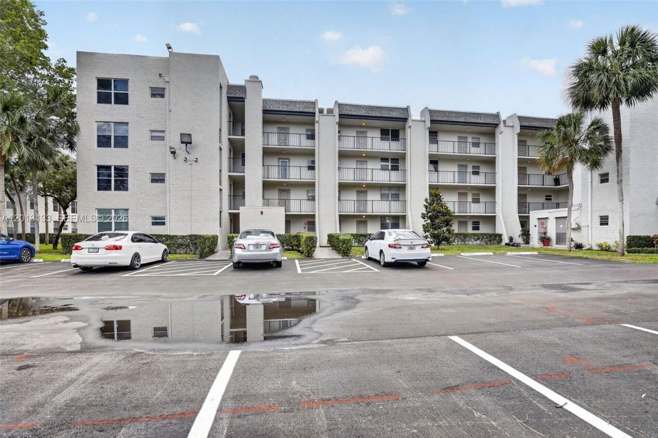 9330 Lagoon Pl, Unit 307, Davie, FL 33324 Photo