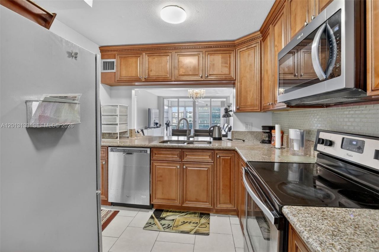 9330 Lagoon Pl, Unit 307, Davie, FL 33324 Photo