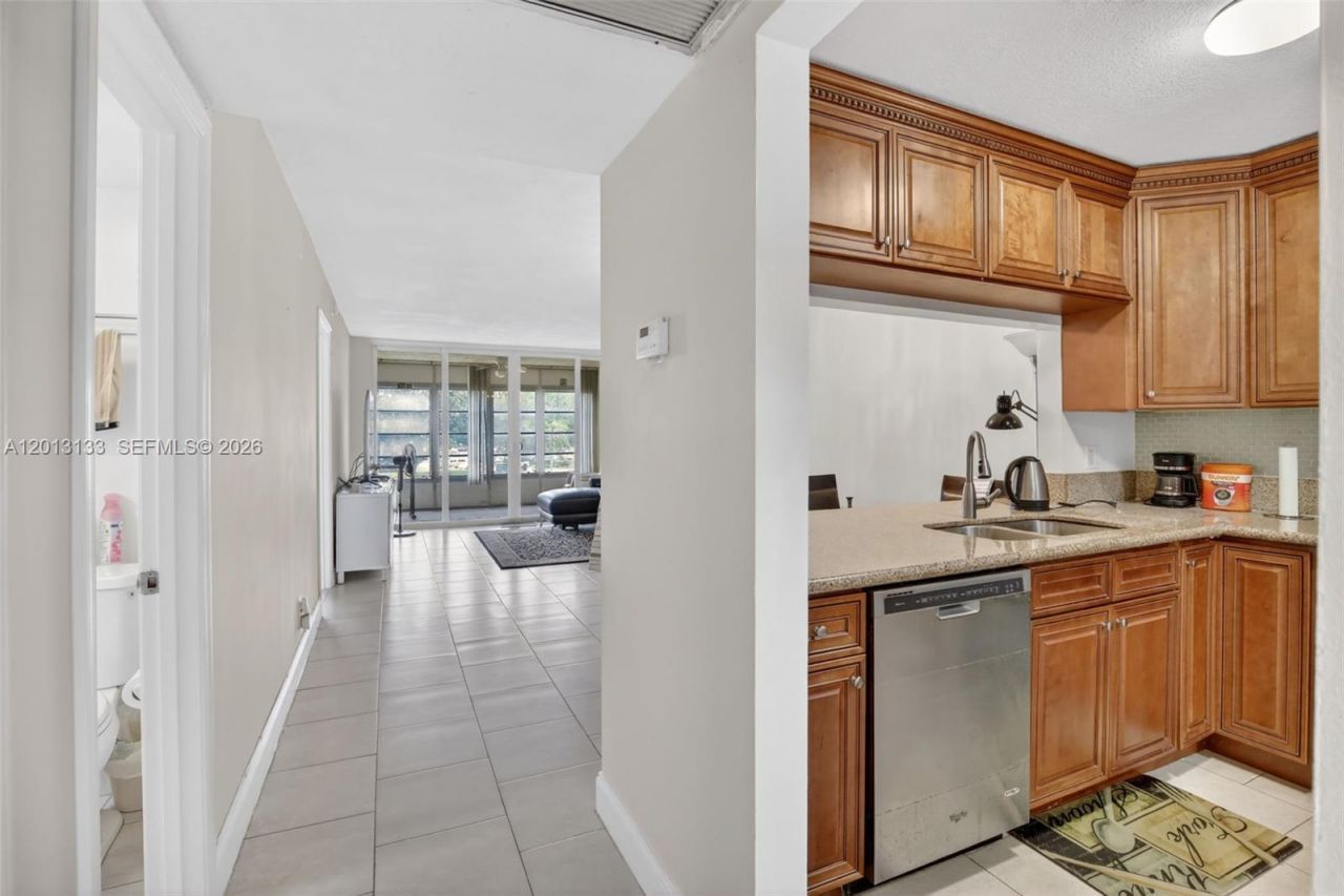 9330 Lagoon Pl, Unit 307, Davie, FL 33324 Photo