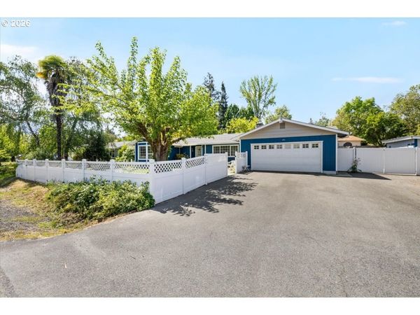 975 FRUITDALE DR, Grants Pass, OR 97527